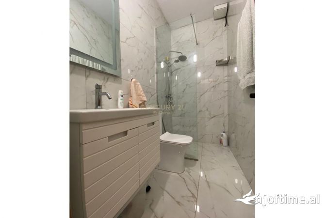 Shtepi me qera Duplex(shtepi me 2 kate) ne Tirane, 3+1, Mobilimi E mobiluar, Pagesa 700  Euro.