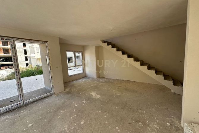 Shtepi ne shitje Duplex(shtepi me 2 kate) ne Durres, 3+1, Mobilimi Bosh, pa mobiluar, Pagesa 148,000  Euro.