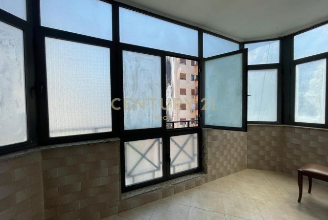 Shtepi me qera Apartament ne Tirane, 3+1, Mobilimi E mobiluar, Pagesa 1,000  Euro.