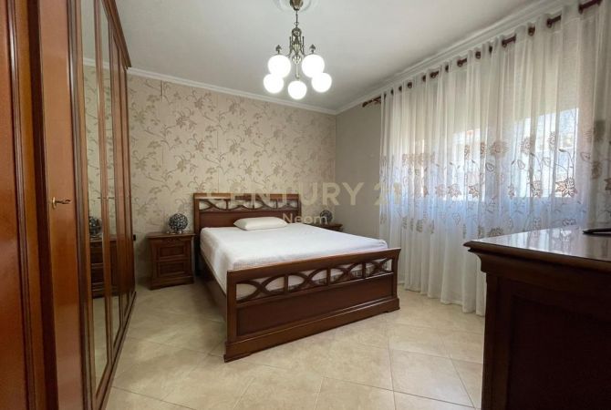 Shtepi me qera Apartament ne Tirane, 3+1, Mobilimi E mobiluar, Pagesa 1,000  Euro.