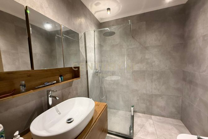 Shtepi ne shitje Apartament ne Tirane, 3+1, Mobilimi E mobiluar, Pagesa 425,000  Euro.