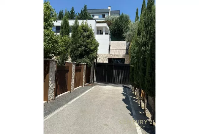 Shtepi me qera Vila Luksoze ne Tirane, 4+1, Mobilimi E mobiluar, Pagesa 5,000  Euro.