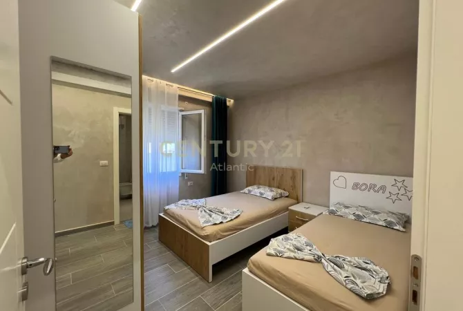 Shtepi ne shitje Apartament ne Durres, 3+1, Mobilimi E mobiluar, Pagesa 280,000  Euro.