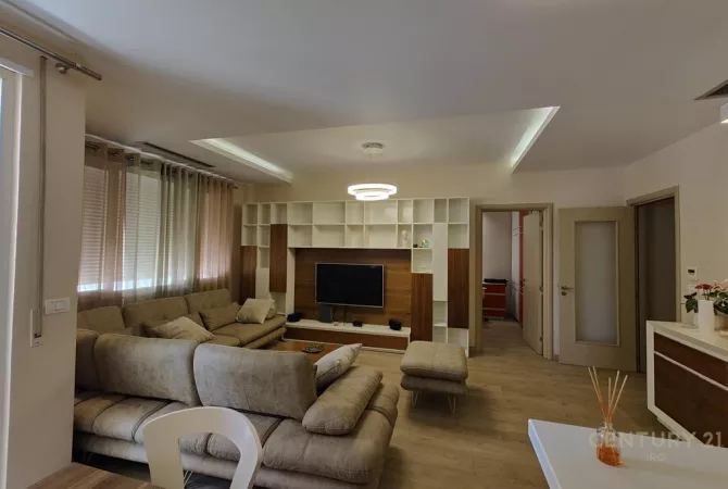 Shtepi me qera Apartament ne Tirane, 3+1, Mobilimi Pjeserisht e mobiluar, Pagesa 900  Euro.