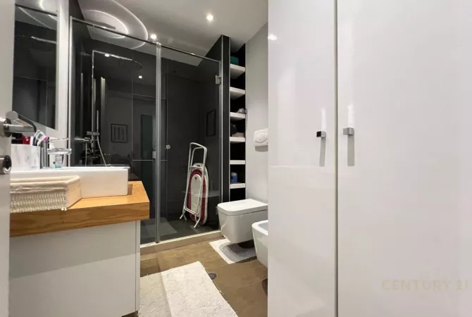 Shtepi ne shitje Apartament ne Tirane, 2+1, Mobilimi E mobiluar, Pagesa 185,000  Euro.