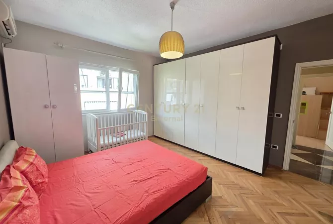 Shtepi ne shitje Apartament ne Tirane, 2+1, Mobilimi E mobiluar, Pagesa 270,000  Euro.