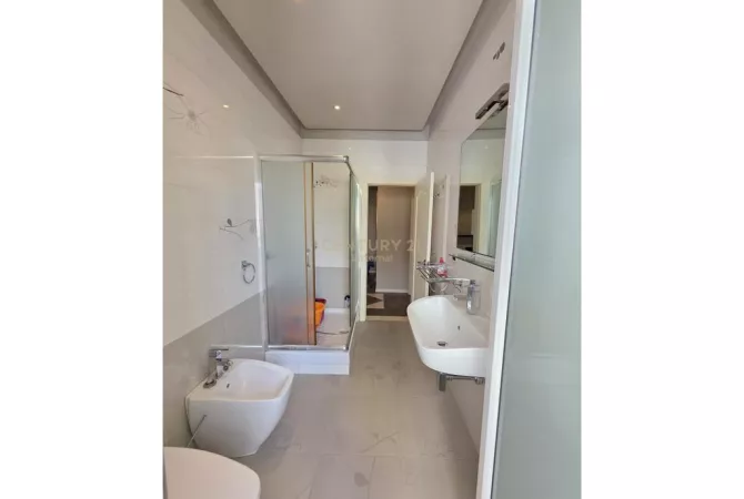 Shtepi ne shitje Apartament ne Tirane, 2+1, Mobilimi E mobiluar, Pagesa 270,000  Euro.