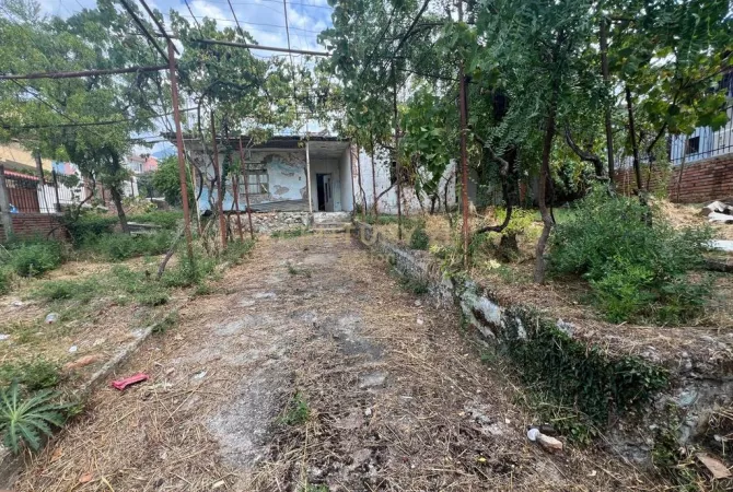 Truall ose Toke  ne Tirane - 200,000 Euro