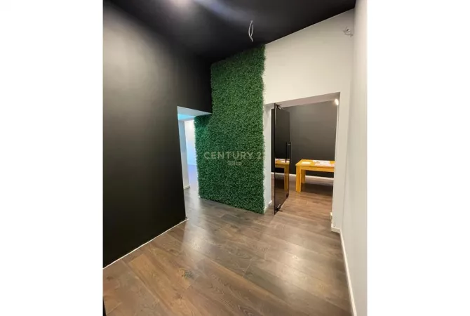 Ambiente Commerciale in Affitto 1+1 a Tirana - 1,100 Euro