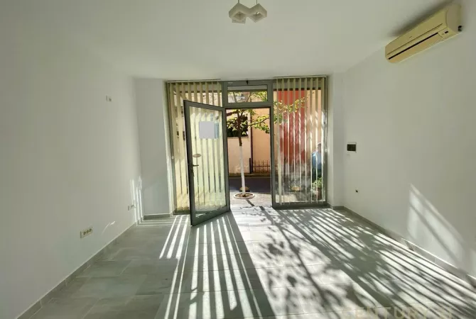 Ambiente Commerciale in Affitto 1+1 a Tirana - 450 Euro