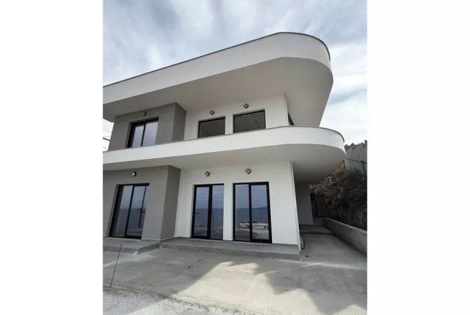 Shtepi me qera 6+1 ne Sarande - 14,000 Euro