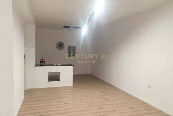 Ambiente Commerciale in Affitto 3+1 a Tirana - 700 Euro
