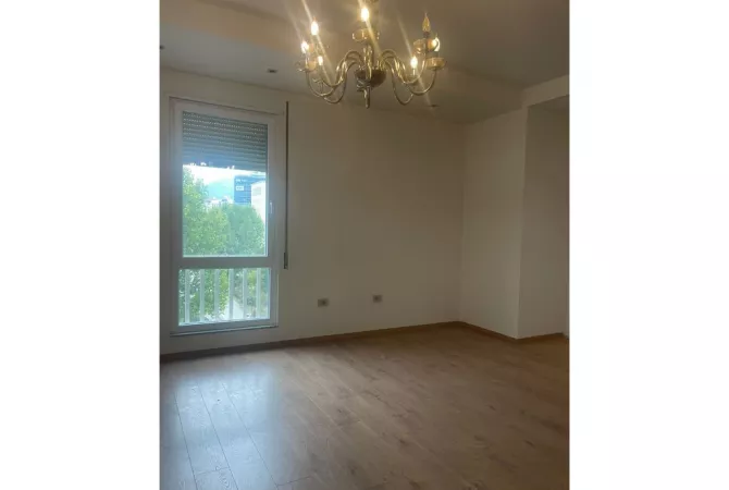 Ambient biznesi me qera 3+1 ne Tirane - 1,700 Euro