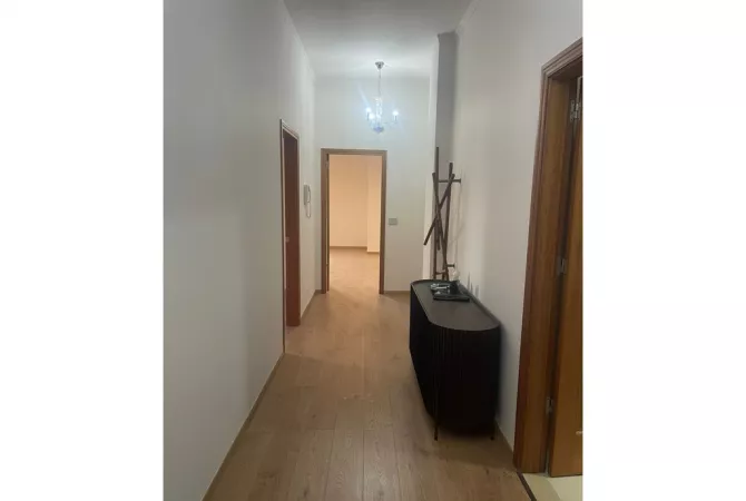 Ambient biznesi me qera 3+1 ne Tirane - 1,700 Euro