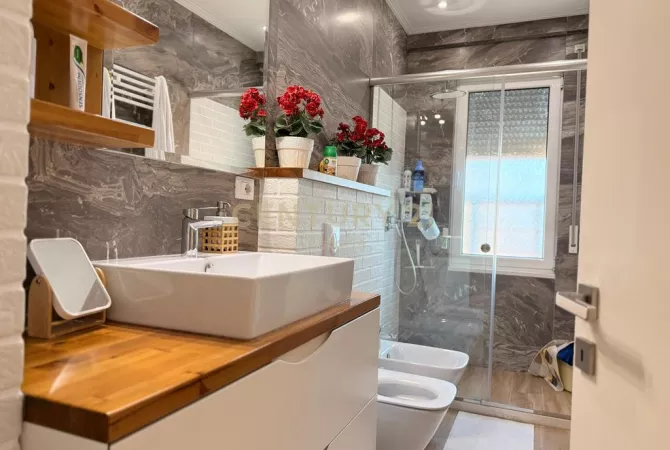 Shtepi me qera Apartament ne Tirane, 2+1, Mobilimi E mobiluar, Pagesa 900  Euro.