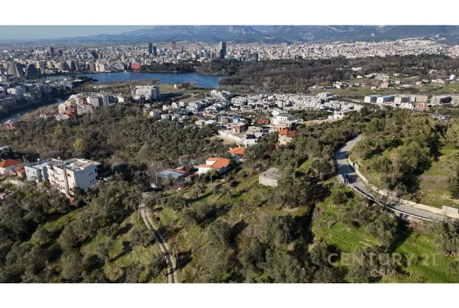 Truall ose Toke ne Tirane - 385,000 Euro