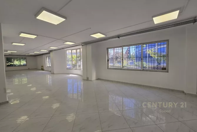 Ambiente Commerciale in Affitto 1+1 a Tirana - 1,500 Euro