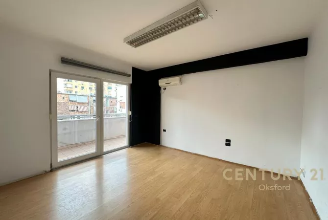 Ambiente Commerciale in Affitto 1+1 a Tirana - 830 Euro