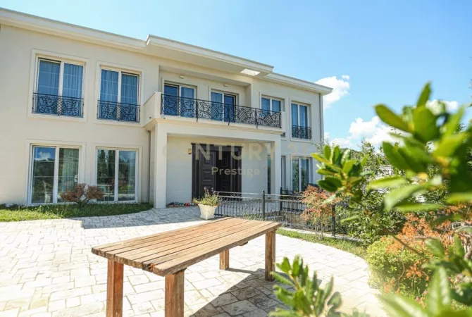 Shtepi me qera Vila Luksoze ne Tirane, 5+1, Mobilimi E mobiluar, Pagesa 4,500  Euro.