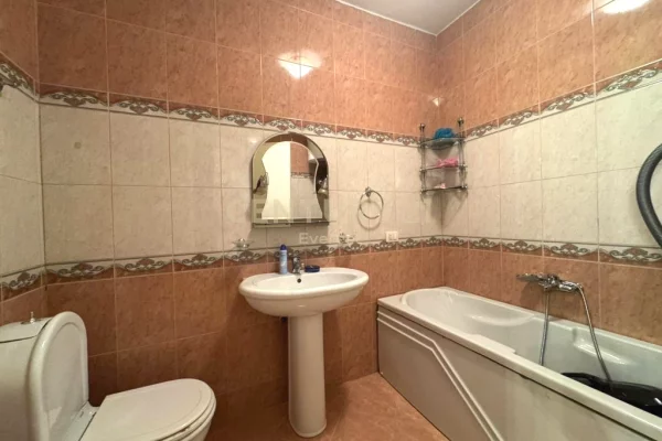 Shtepi ne shitje Apartament ne Tirane, 2+1, Mobilimi E mobiluar, Pagesa 250,000  Euro.