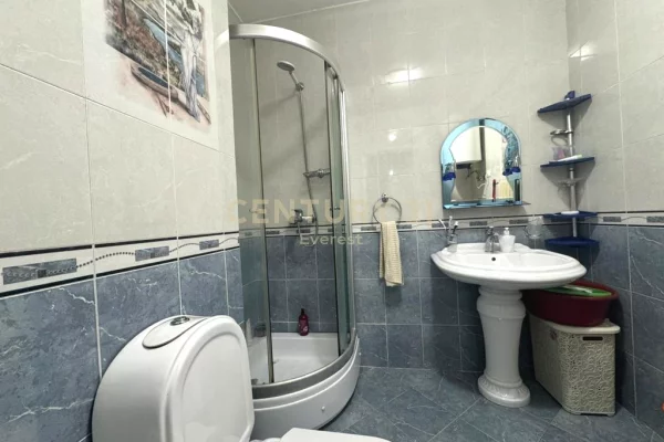 Shtepi ne shitje Apartament ne Tirane, 2+1, Mobilimi E mobiluar, Pagesa 250,000  Euro.