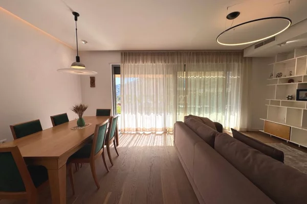 Shtepi me qera Vila Luksoze ne Tirane, 3+1, Mobilimi E mobiluar, Pagesa 2,500  Euro.