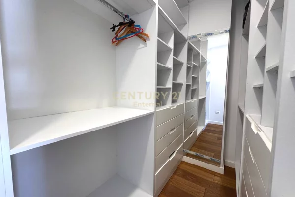 Shtepi me qera Vila Luksoze ne Tirane, 3+1, Mobilimi E mobiluar, Pagesa 2,500  Euro.