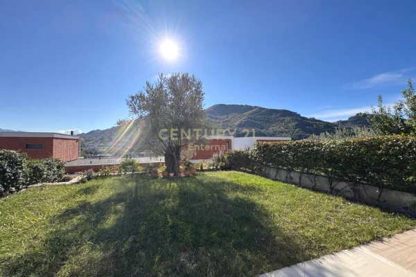 Shtepi me qera Vila Luksoze ne Tirane, 3+1, Mobilimi E mobiluar, Pagesa 2,500  Euro.