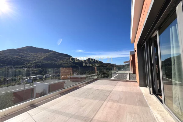 Shtepi me qera Vila Luksoze ne Tirane, 3+1, Mobilimi E mobiluar, Pagesa 2,500  Euro.