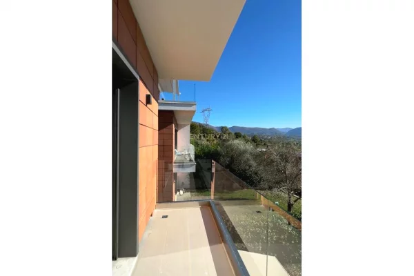 Shtepi me qera Vila Luksoze ne Tirane, 3+1, Mobilimi E mobiluar, Pagesa 2,500  Euro.