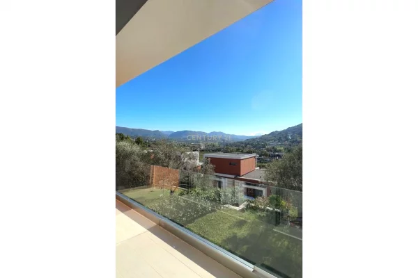 Shtepi me qera Vila Luksoze ne Tirane, 3+1, Mobilimi E mobiluar, Pagesa 2,500  Euro.