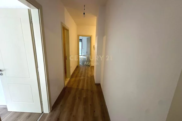 Shtepi ne shitje Apartament ne Tirane, 2+1, Mobilimi Bosh, pa mobiluar, Pagesa 195,000  Euro.