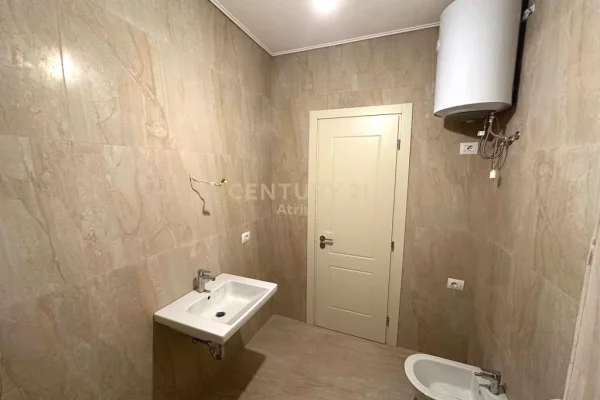 Shtepi ne shitje Apartament ne Tirane, 2+1, Mobilimi Bosh, pa mobiluar, Pagesa 195,000  Euro.
