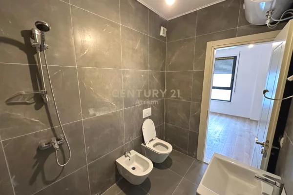 Shtepi ne shitje Apartament ne Tirane, 2+1, Mobilimi Bosh, pa mobiluar, Pagesa 195,000  Euro.