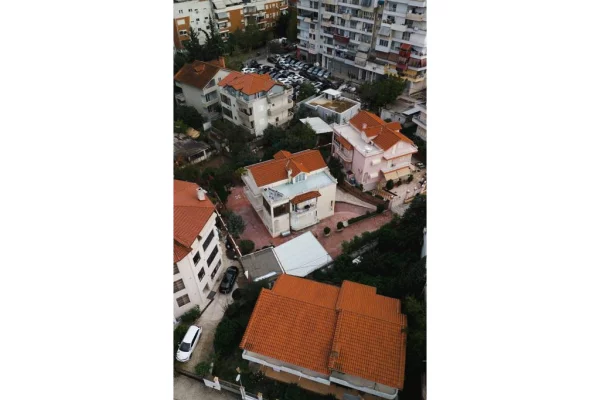 Business Property for Rent 1+1 in Tirana - 5,000 Euro