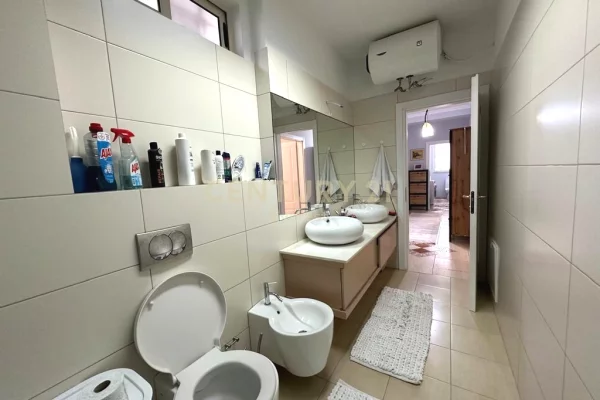 Shtepi ne shitje Apartament ne Tirane, 2+1, Mobilimi E mobiluar, Pagesa 250,000  Euro.