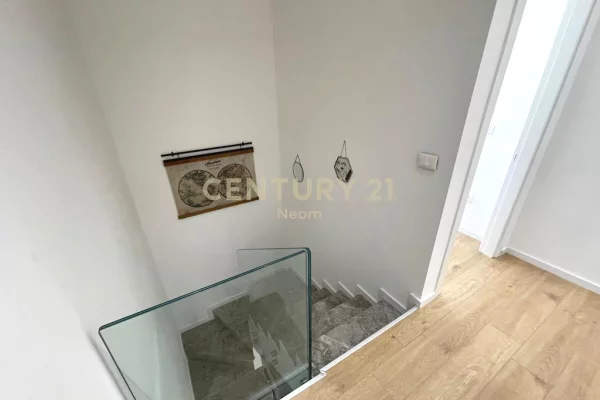 Shtepi me qera Duplex(shtepi me 2 kate) ne Tirane, 3+1, Mobilimi E mobiluar, Pagesa 2,300  Euro.