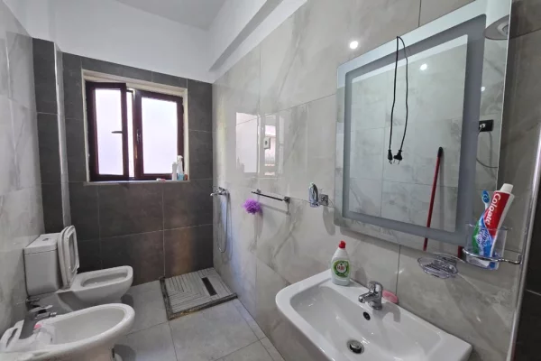 Shtepi ne shitje Apartament ne Tirane, 1+1, Mobilimi Pjeserisht e mobiluar, Pagesa 120,000  Euro.