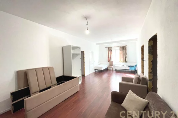 Shtepi me qera 7+1 ne Tirane - 6,500 Euro