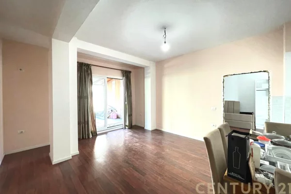 Shtepi me qera Vila Luksoze ne Tirane, 7+1, Mobilimi E mobiluar, Pagesa 6,500  Euro.