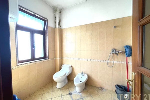 Shtepi me qera Vila Luksoze ne Tirane, 7+1, Mobilimi E mobiluar, Pagesa 6,500  Euro.