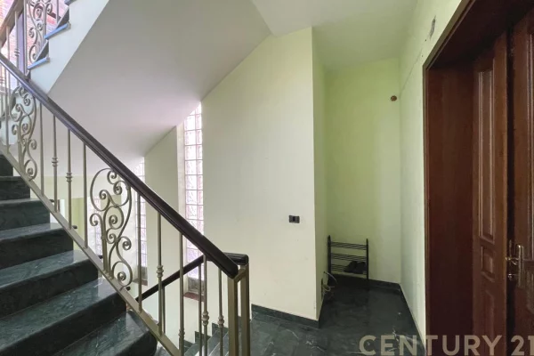 Shtepi me qera Vila Luksoze ne Tirane, 7+1, Mobilimi E mobiluar, Pagesa 6,500  Euro.