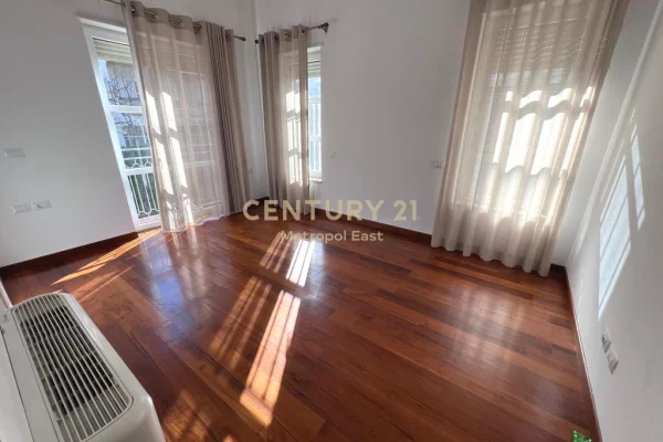 Shtepi me qera Vila Luksoze ne Tirane, 4+1, Mobilimi Pjeserisht e mobiluar, Pagesa 4,300  Euro.