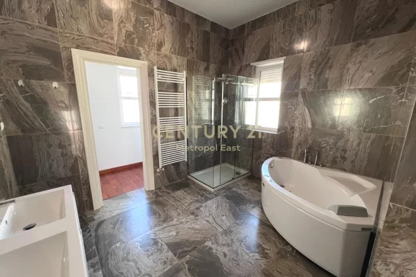 Shtepi me qera Vila Luksoze ne Tirane, 4+1, Mobilimi Pjeserisht e mobiluar, Pagesa 4,300  Euro.