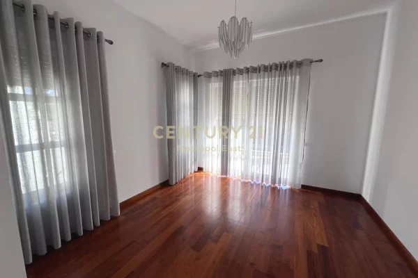 Shtepi me qera Vila Luksoze ne Tirane, 4+1, Mobilimi Pjeserisht e mobiluar, Pagesa 4,300  Euro.