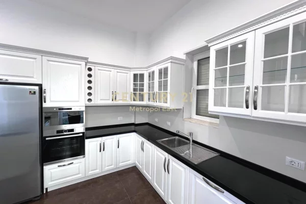 Shtepi me qera Vila Luksoze ne Tirane, 4+1, Mobilimi Pjeserisht e mobiluar, Pagesa 4,300  Euro.