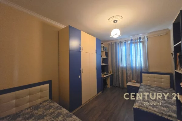 Shtepi ne shitje Apartament ne Tirane, 2+1, Mobilimi E mobiluar, Pagesa 167,000  Euro.
