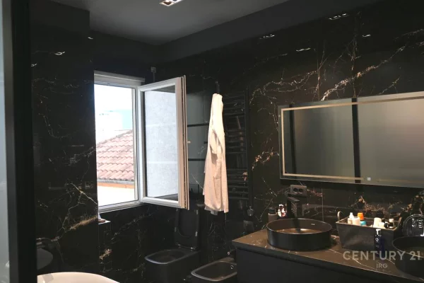 Shtepi ne shitje Apartament ne Tirane, 2+1, Mobilimi E mobiluar, Pagesa 450,000  Euro.