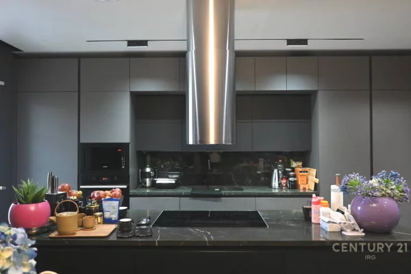 Shtepi ne shitje Apartament ne Tirane, 2+1, Mobilimi E mobiluar, Pagesa 450,000  Euro.