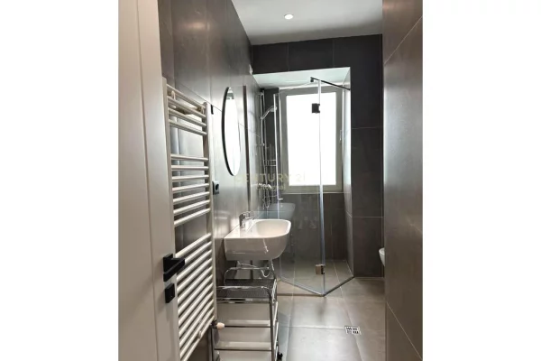 Shtepi me qera Apartament ne Tirane, 2+1, Mobilimi E mobiluar, Pagesa 2,200  Euro.